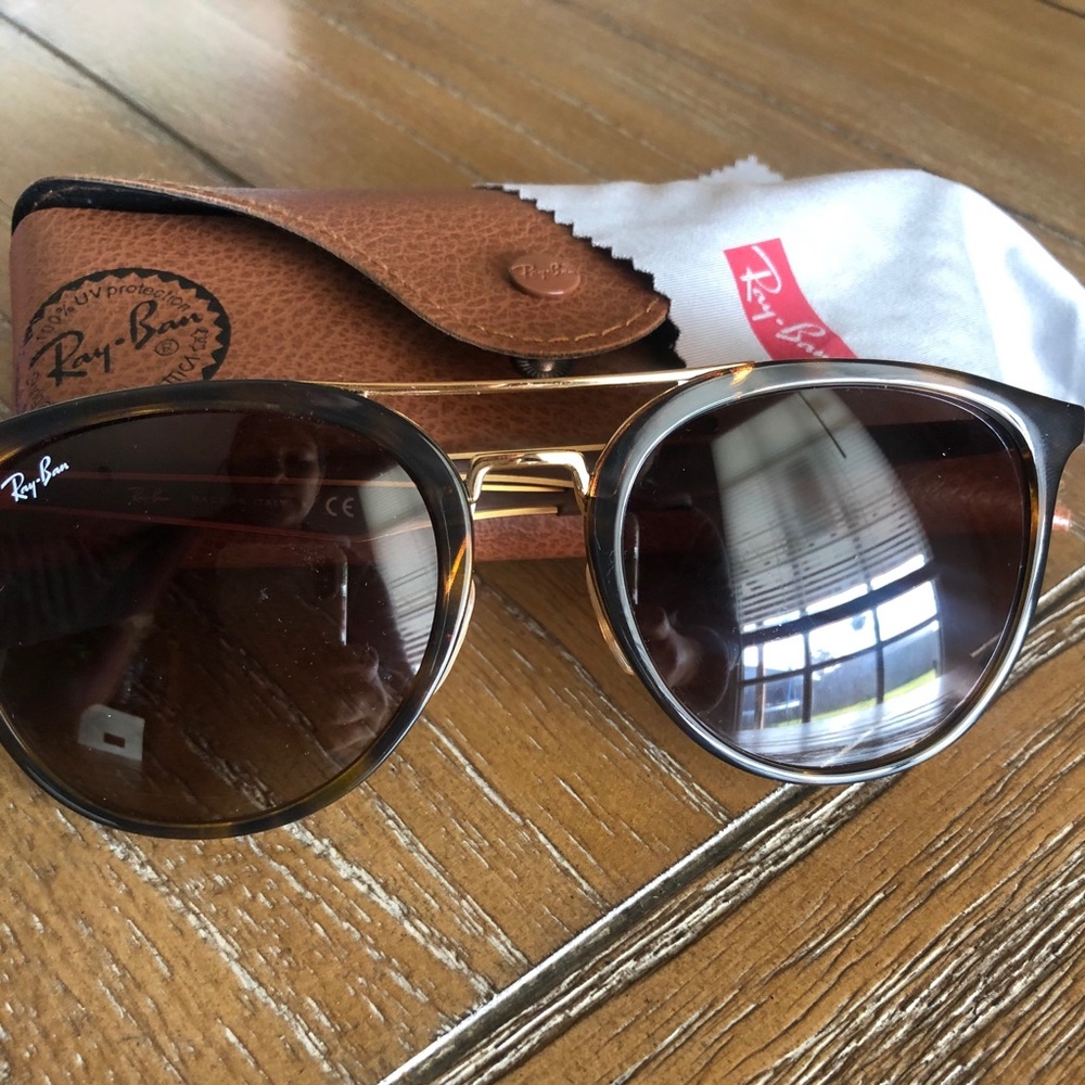Woman’s Ray-bans Sunglasses w/case